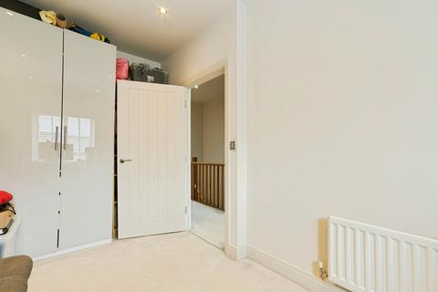 8 Sandringham Drive, Hyde Park, Leeds, LS6 1FF