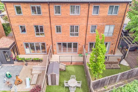 8 Sandringham Drive, Hyde Park, Leeds, LS6 1FF
