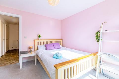 1 bedroom in a house share to rent, 21 St. Michaels Road, London