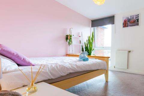 1 bedroom in a house share to rent, 21 St. Michaels Road, London
