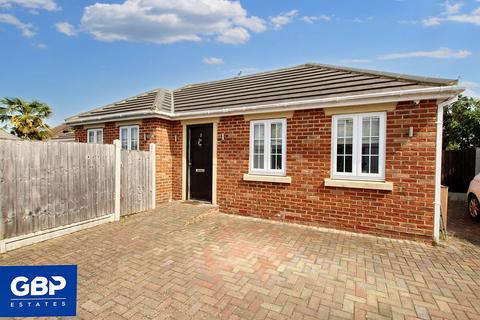 1 bedroom detached bungalow to rent, Dekker Close, Romford, RM5