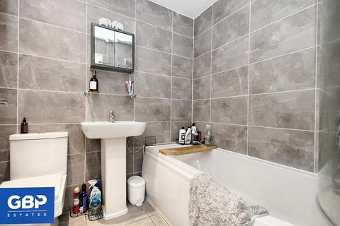 1 bedroom detached bungalow to rent, Dekker Close, Romford, RM5