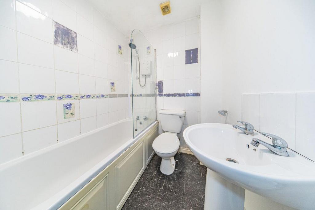 22 Berrywood Drive bathroom.jpg