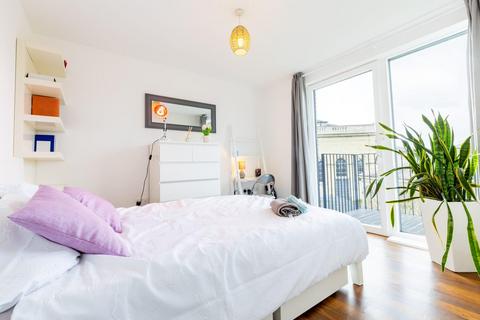 1 bedroom in a house share to rent, 21 St. Michaels Road, London