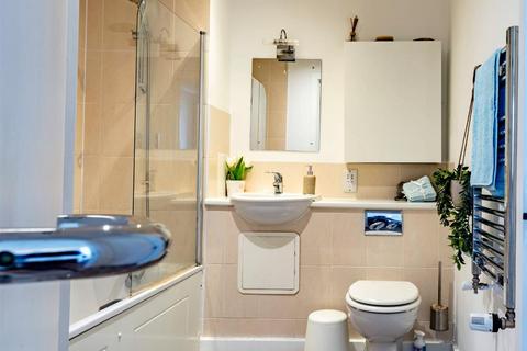 1 bedroom in a house share to rent, 21 St. Michaels Road, London