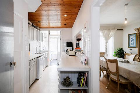 4 bedroom end of terrace house for sale, Loxham Road, Chingford