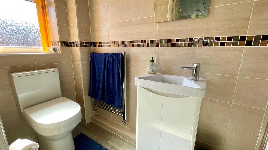 Modernised en suite shower room