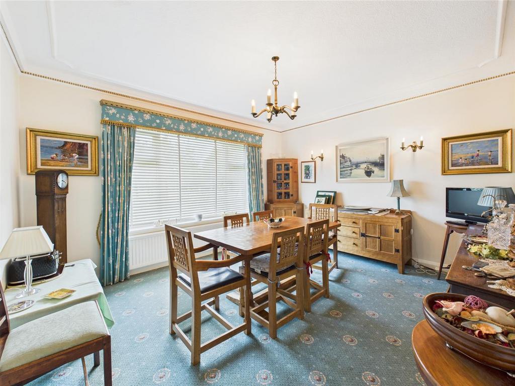 Dining room: