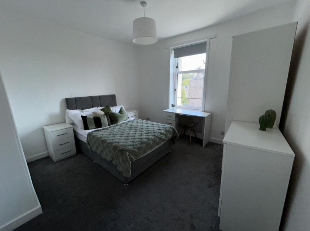 A well-maintained double bedroom featuring a co...