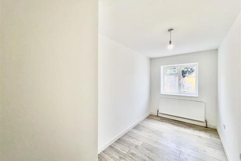 5 bedroom end of terrace house to rent, The Clumps, Ashford TW15