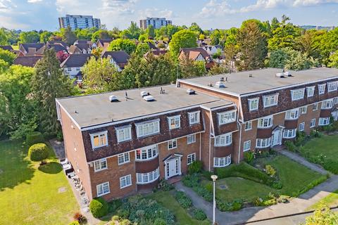 16 Buckingham Close, Hornchurch, RM11 2QS