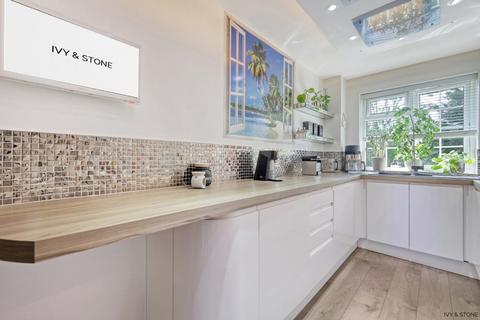 16 Buckingham Close, Hornchurch, RM11 2QS