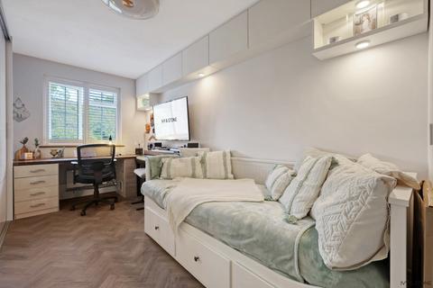 16 Buckingham Close, Hornchurch, RM11 2QS