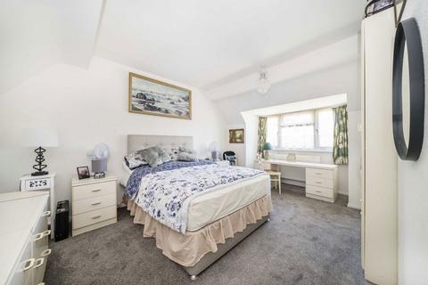 2 bedroom bungalow for sale, Foxholes, Weybridge KT13