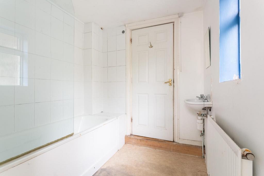 Bathroom (2).jpg