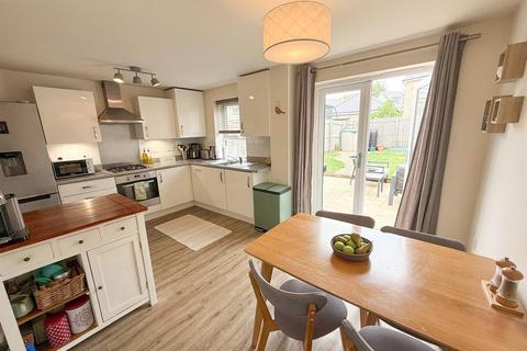 3 bedroom townhouse for sale, Hackworth Close, Silsden