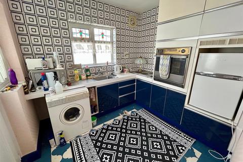 2 bedroom bungalow for sale, Yardley Lane, London