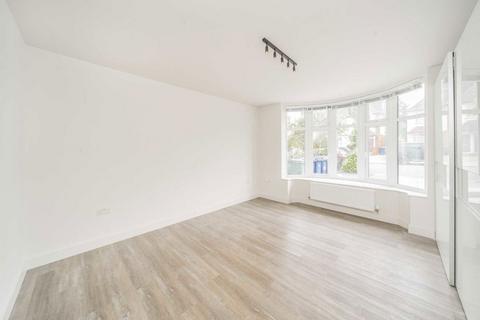 2 bedroom flat to rent, Woodland Way, London NW7