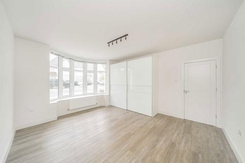 2 bedroom flat to rent, Woodland Way, London NW7