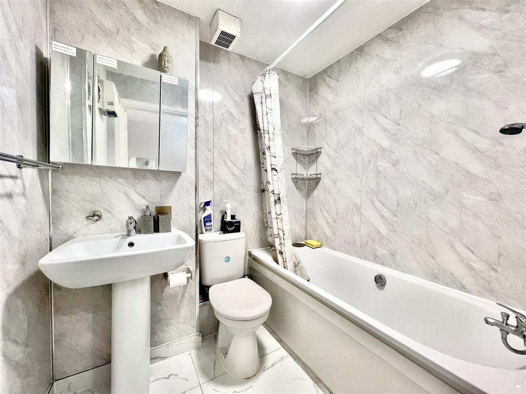 Family Bathroom/ WC