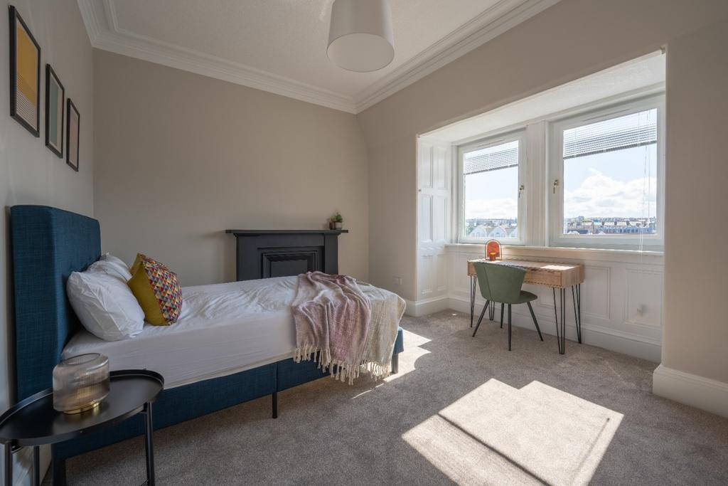 This inviting double bedroom features ample nat...