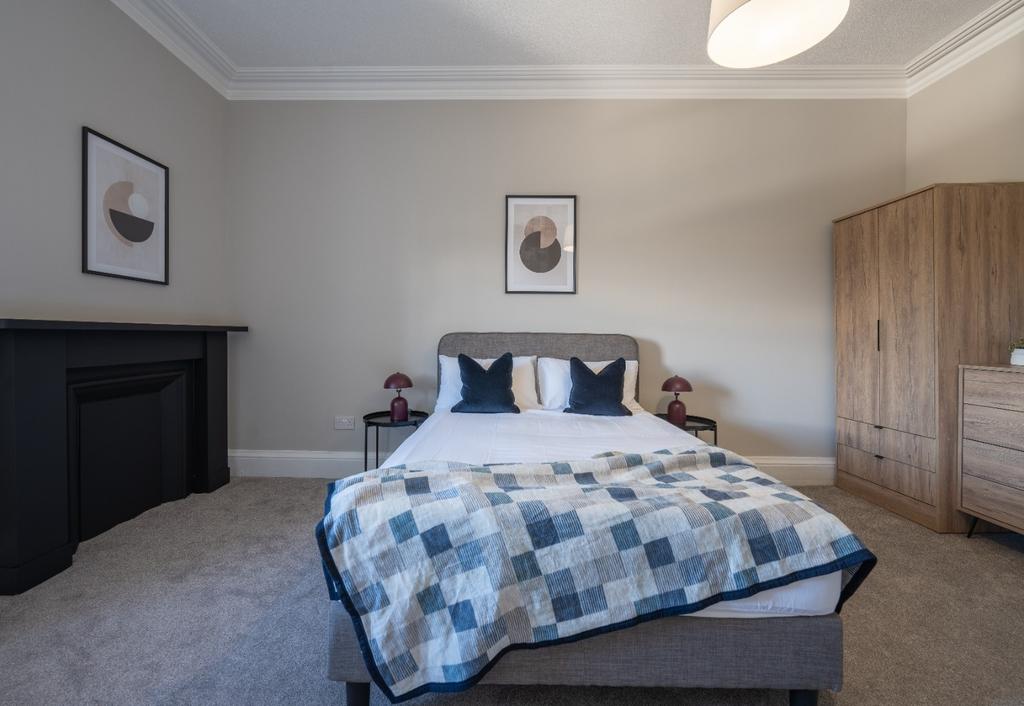 This beautifully presented double bedroom featu...