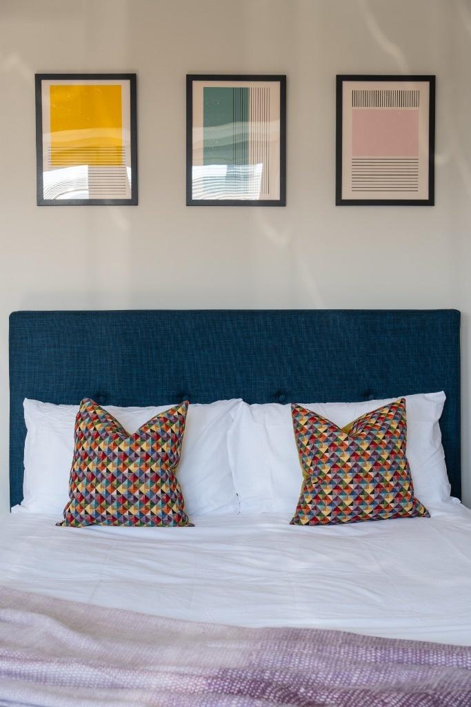 This cozy double bedroom features a stylish hea...