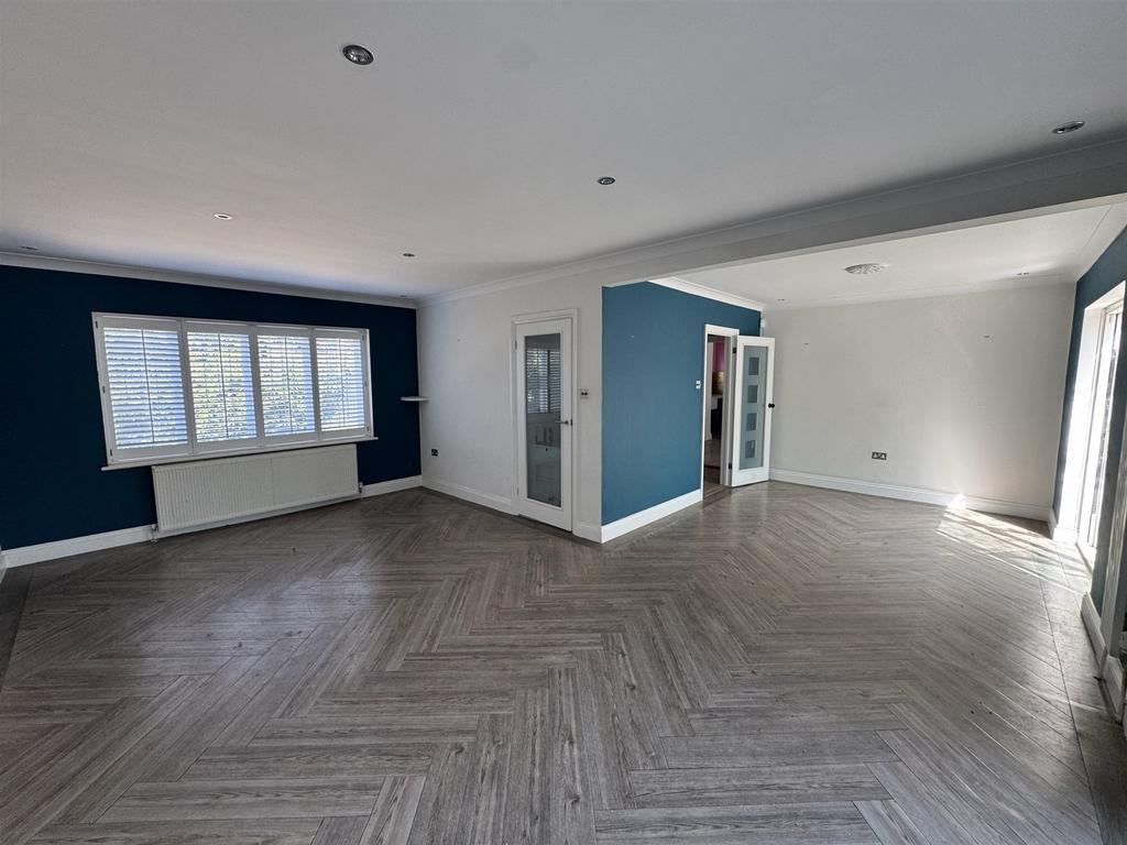 Lounge/Dining Area