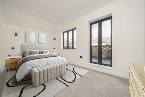 2 bedroom flat for sale, Cranmer Avenue, London W13