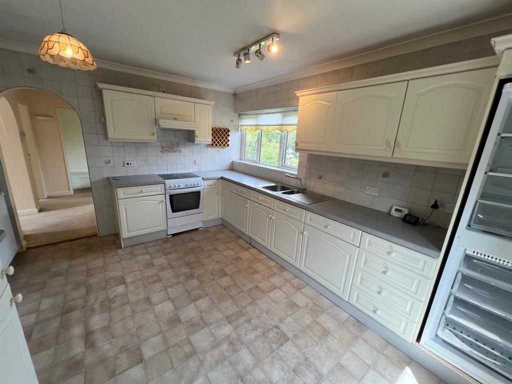 Kitchen 2.jpeg