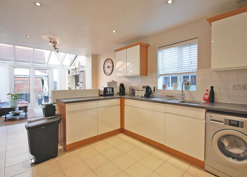 Kitchen b.jpg