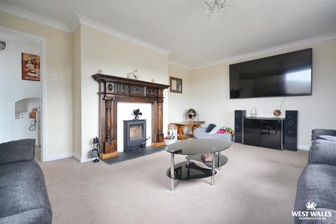 3 Heol Ffinant, Newcastle Emlyn, SA38 9HZ