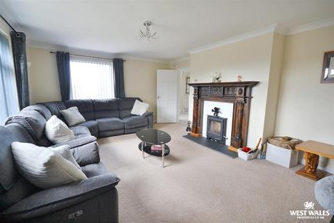 3 Heol Ffinant, Newcastle Emlyn, SA38 9HZ