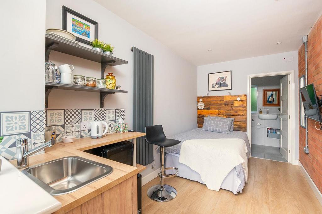 1 D0 LEIG - Annexe Bedroom B.jpg