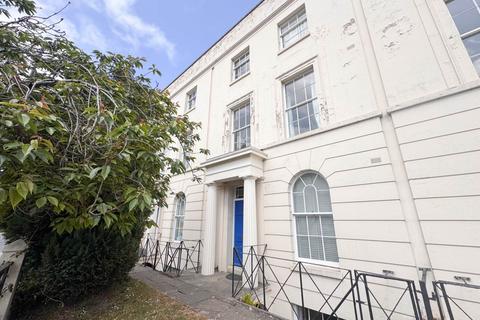 2 bedroom flat to rent, Medway Heights, Chatham