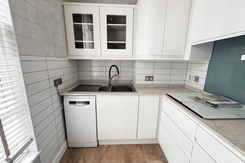 2 bedroom flat to rent, Medway Heights, Chatham