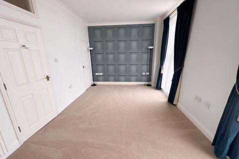 2 bedroom flat to rent, Medway Heights, Chatham