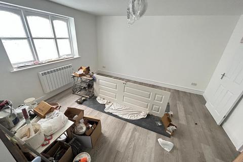 2 bedroom flat to rent, London SE8