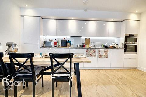 2 bedroom flat for sale, Stirling Drive, Luton