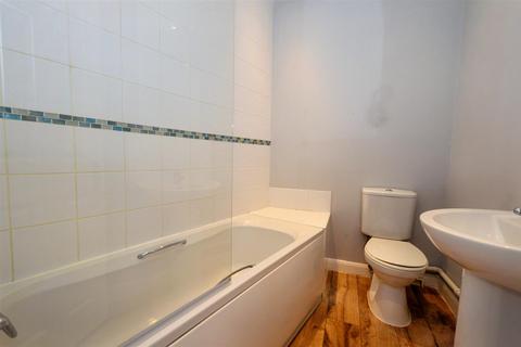 1 bedroom flat to rent, South Street, Town Centre, BN21