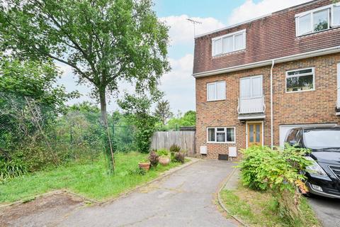 14 Blossom Close, London, W5 4YF