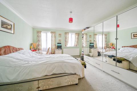 14 Blossom Close, London, W5 4YF