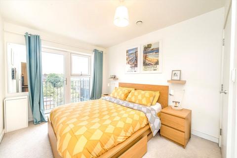 2 bedroom flat for sale, Telford Road, London N11