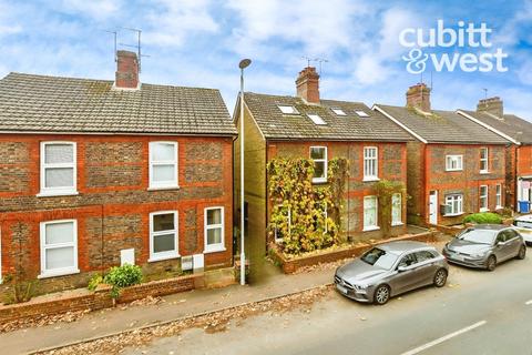 2 bedroom maisonette to rent, Lingfield Road, East Grinstead, RH19