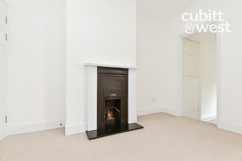 2 bedroom maisonette to rent, Lingfield Road, East Grinstead, RH19