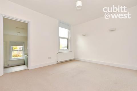 2 bedroom maisonette to rent, Lingfield Road, East Grinstead, RH19