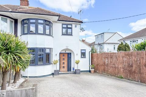1 Brinkworth Close, Hockley, SS5 5DJ