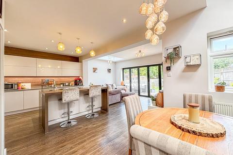 1 Brinkworth Close, Hockley, SS5 5DJ