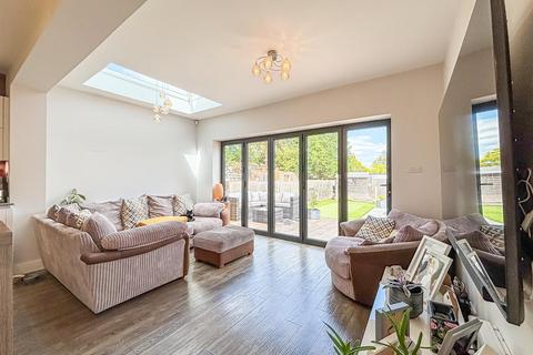 1 Brinkworth Close, Hockley, SS5 5DJ