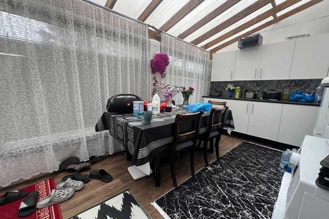 16 Calder Gardens, Edgware, HA8 5PT
